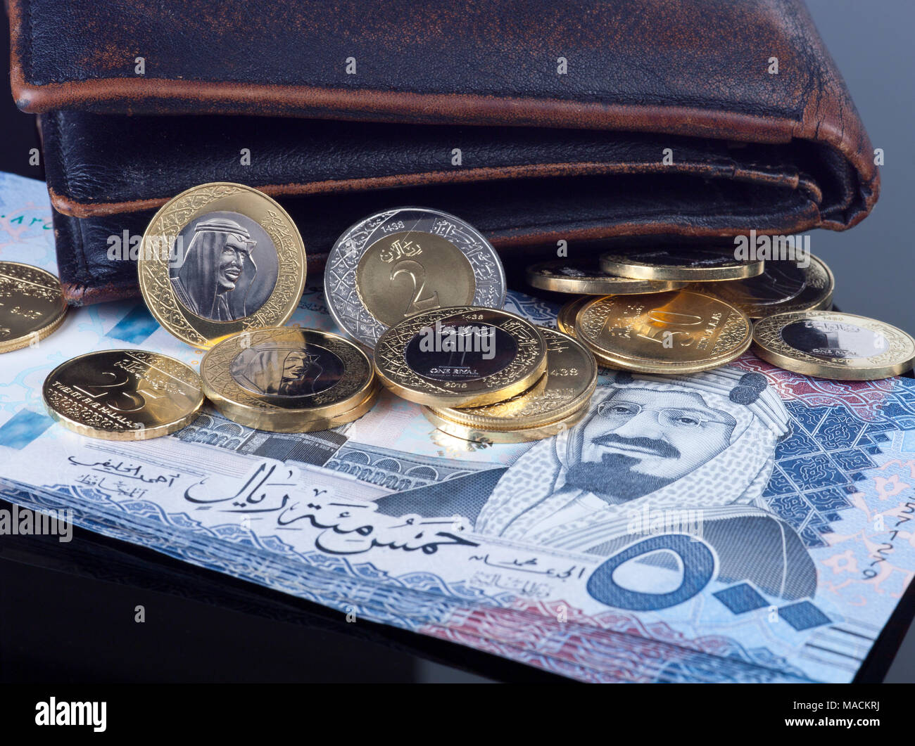 Wallet with Saudi Riyal Coins and 500 Banknotes Stock Photo - Alamy