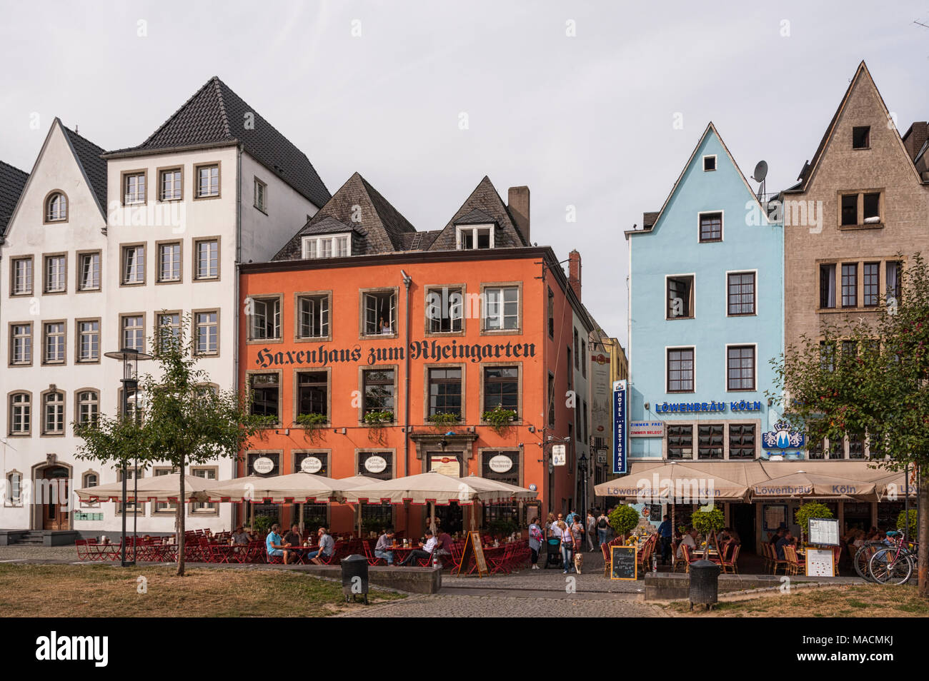 https://c8.alamy.com/comp/MACMKJ/cologne-italy-september-11-2016-unidentified-people-and-details-of-the-old-and-beautiful-town-of-cologne-germany-MACMKJ.jpg