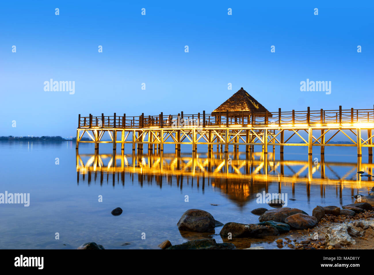 Night view trestle bridge hi-res stock photography and images - Alamy