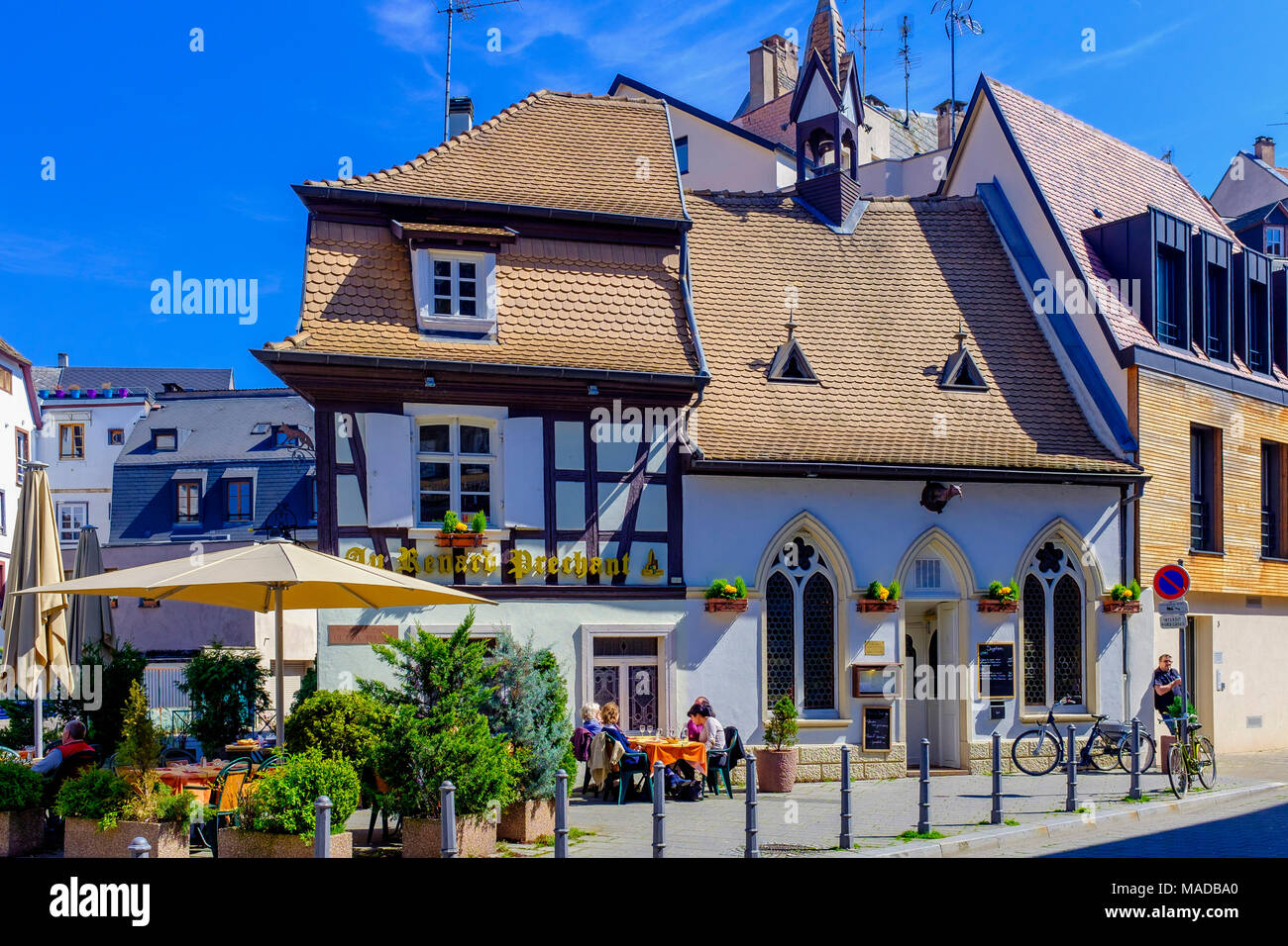 Renard Prêchant restaurant building, customers lunching on terrace, Krutenau district, Strasbourg, Alsace, France, Europe, Stock Photo