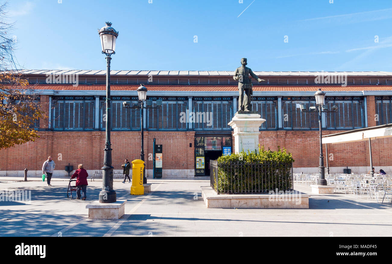 Mercado de abastos en la plaza de la Constitución. Aranjuez. Madrid. España Stock Photo