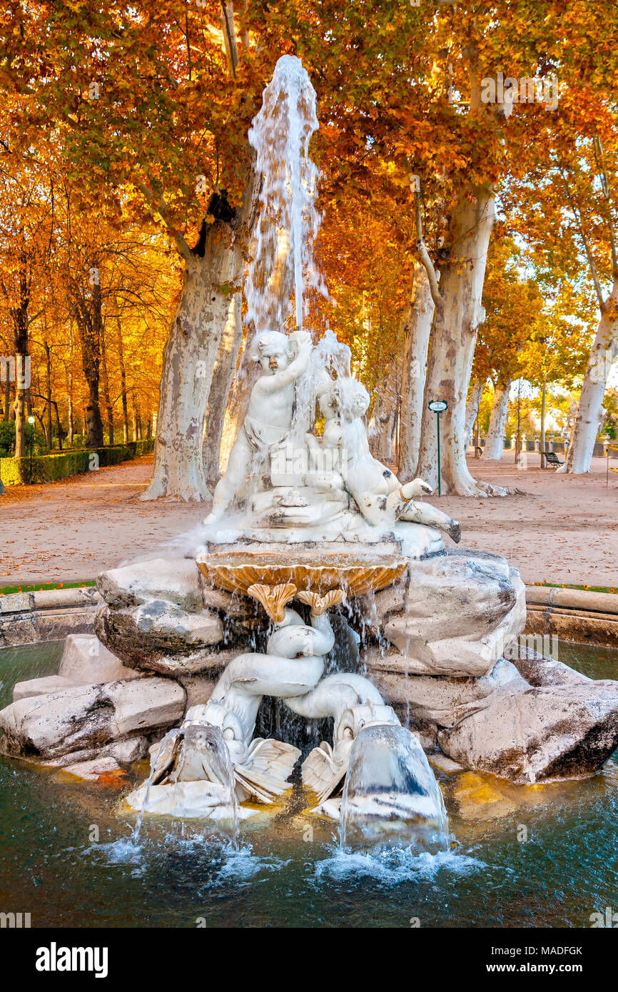 Fuente de la Boticaria en el Jardín de la Isla del Palacio Real de Aranjuez. Madrid. España Stock Photo