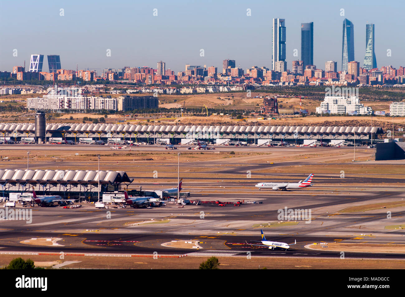 Aeropuerto de Barajas y skyline. Madrid. España Stock Photo