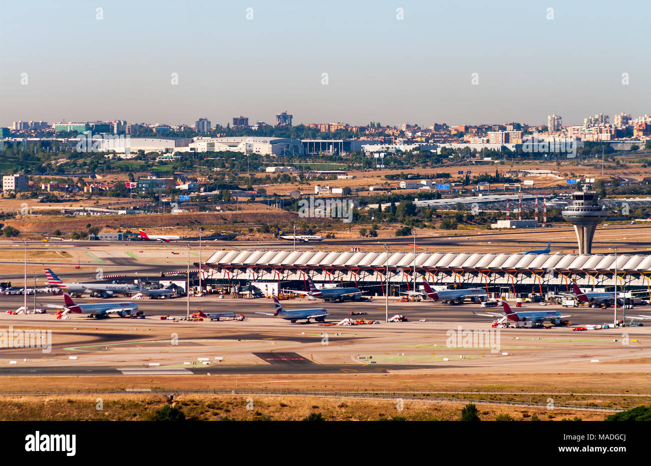 Aviones y torre del control del Aeropuerto de Barajas. Madrid. España Stock Photo
