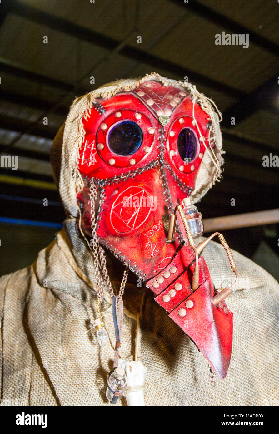 Red plague doctor face mask, steampunk sub culture post apocalypse apocalyptic spyglas goth crossover machine machinery costume fancy dress up gothic Stock Photo