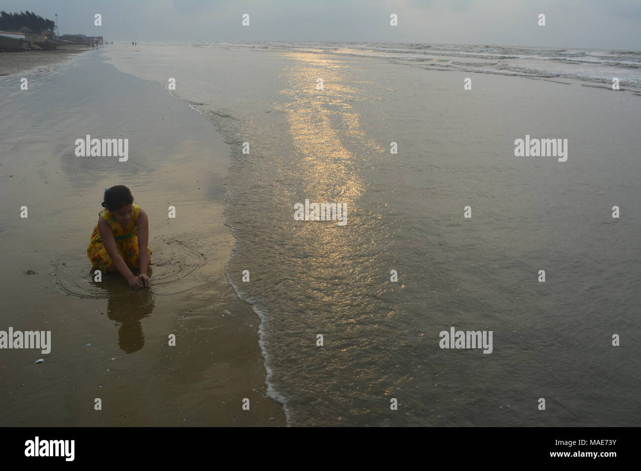 Mandarmani , West Bengal, India. 30th March 2018. Mother and daughter enjoy at Bay of Bengal at sunrise.Mandarmani is a priceless tourist attraction by Bay of Bengal. Credit: Rupa Ghosh/Alamy Live News. Stock Photo