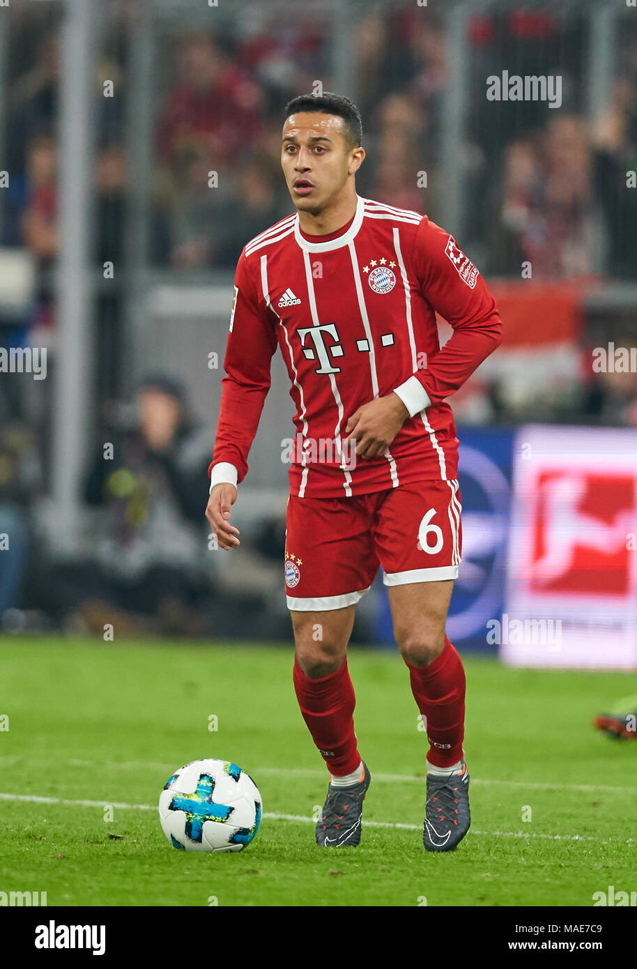 FC Bayern Munich Soccer, Munich, March 31, 2018 Thiago ALCANTARA, FCB 6  drives the ball, action,