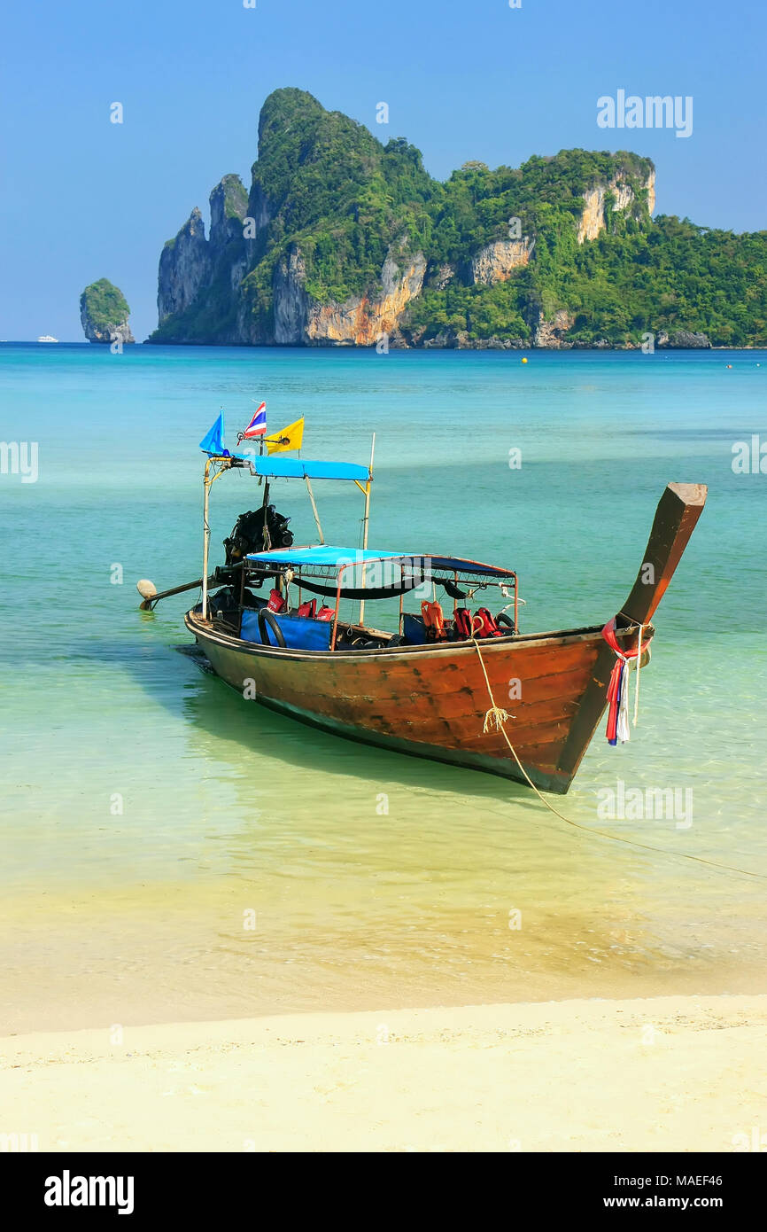 Longtail boat anchored at Ao Loh Dalum beach on Phi Phi Don Island, Krabi Province, Thailand. Koh Phi Phi Don is part of a marine national park. Stock Photo