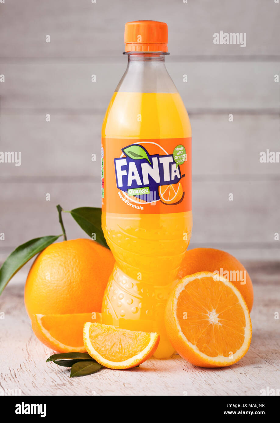 Generel Blive skør log LONDON, UK - MARCH 31, 2018: Plastic bottle of Fanta orange soft drink on  light wooden background with fresh raw oranges Stock Photo - Alamy