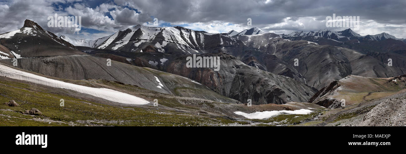 Photo panorama high mountains valley: steep peak peaks covered with ...
