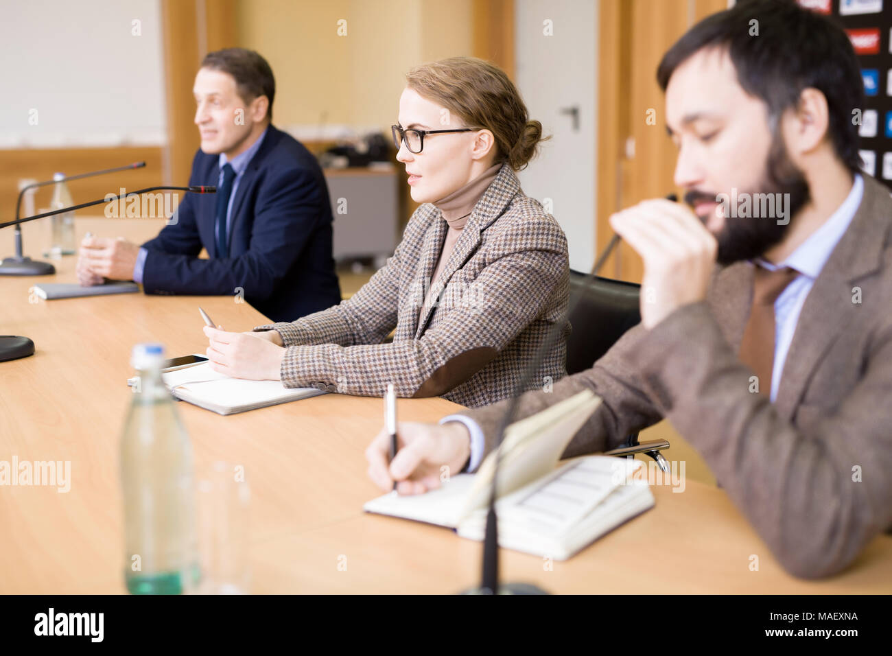Press conference table hi-res stock photography and images - Alamy