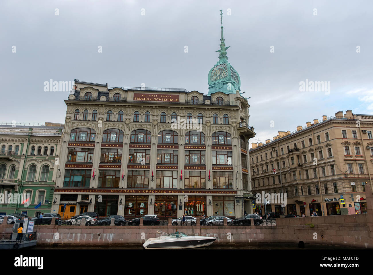 RUSSIA, SAINT PETERSBURG - AUGUST 18, 2017: Au Pont Rouge store class  luxury (in English "Near the Red Bridge") one of the most beautiful  historical Stock Photo - Alamy