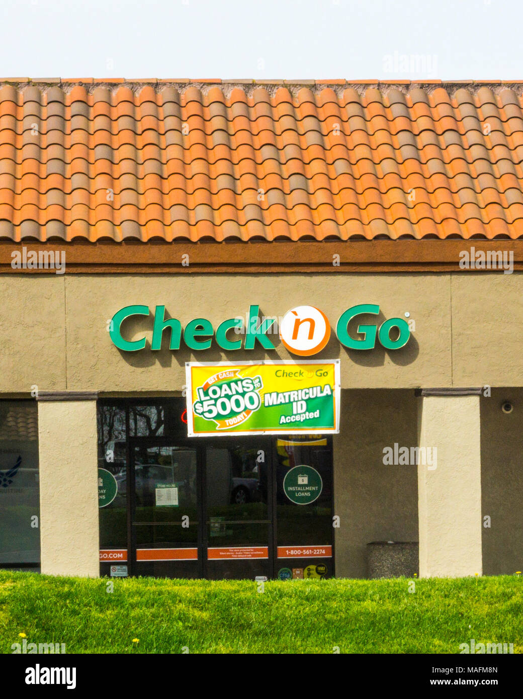 A Check and Go store in Modesto California with a sign in Spanish out front Stock Photo
