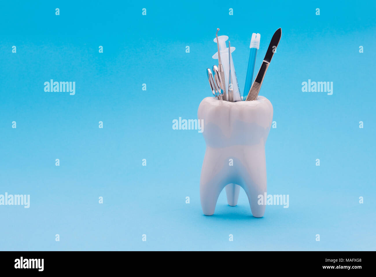 Mirror And Dental Tool To Remove Tartar And More Tools In The Dental Office 2j72e65 - Foto 3