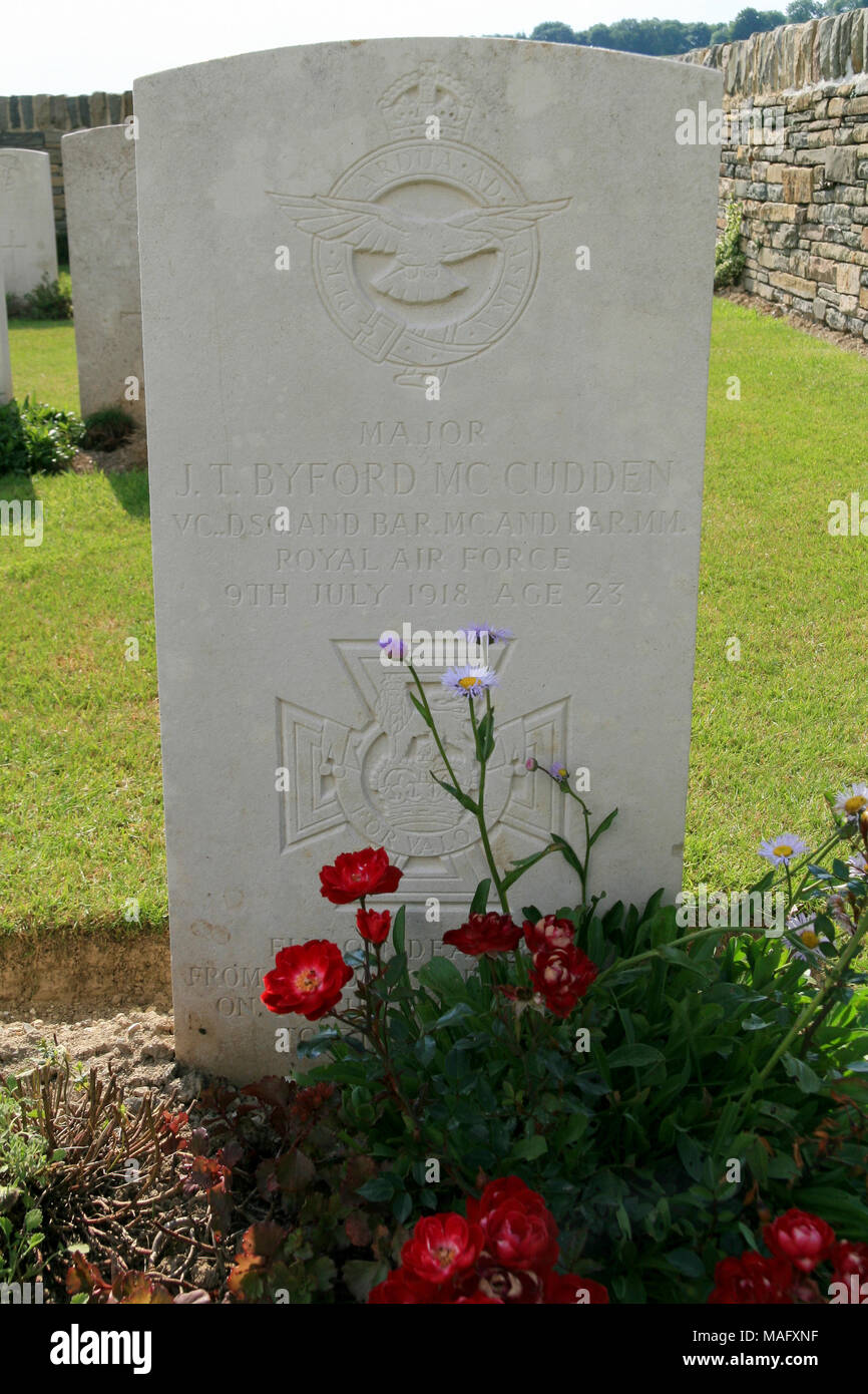 The grave of James T Byford McCudden, VC, DSO & Bar, MC & Bar, MM in the Wavans British Cemetery, Beauvoir-Wavans, northern France. Stock Photo