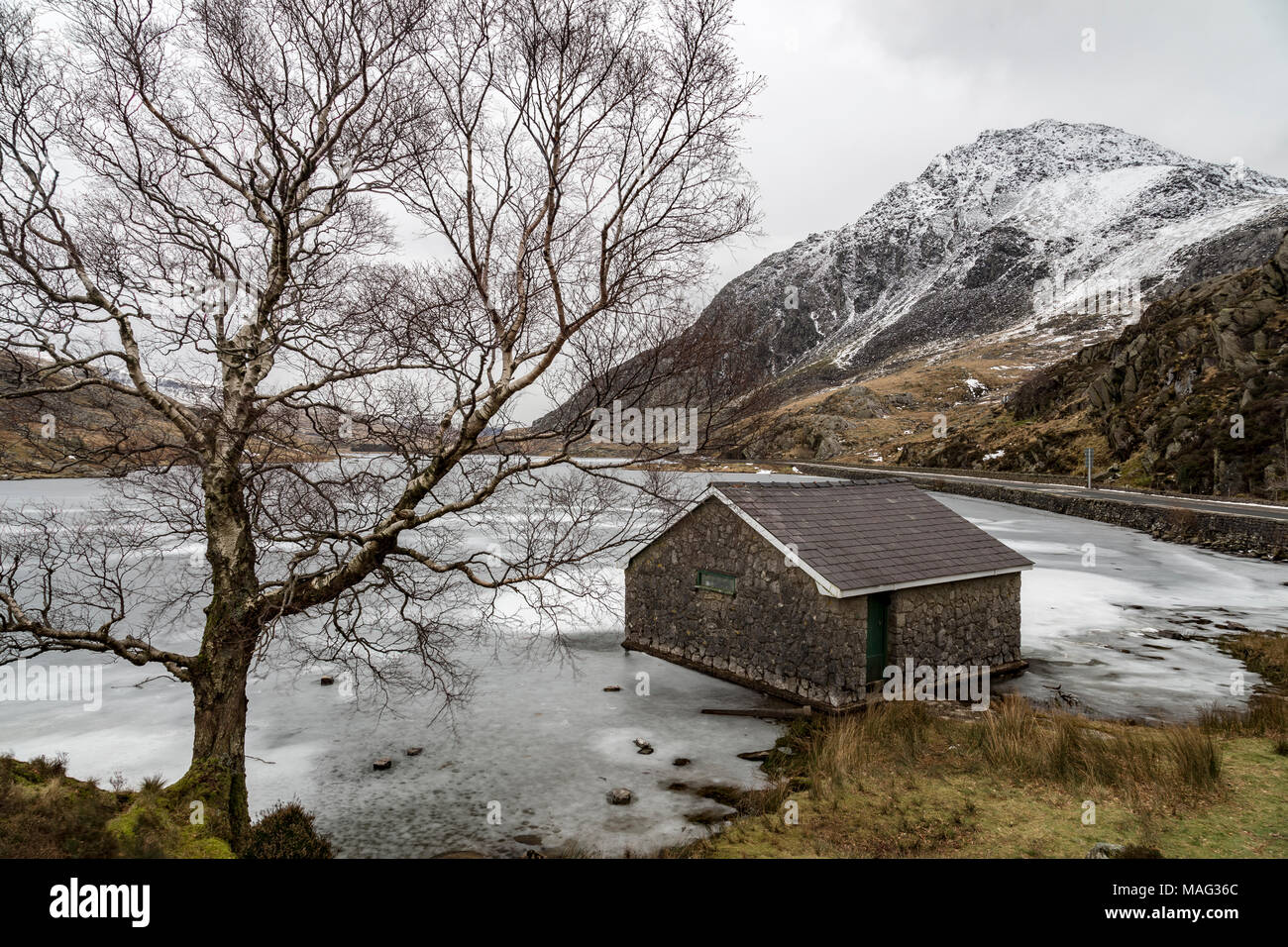 Frozen Llyn Ogwen and Tryfan mountain in Snowdonia, North Wales Stock Photo