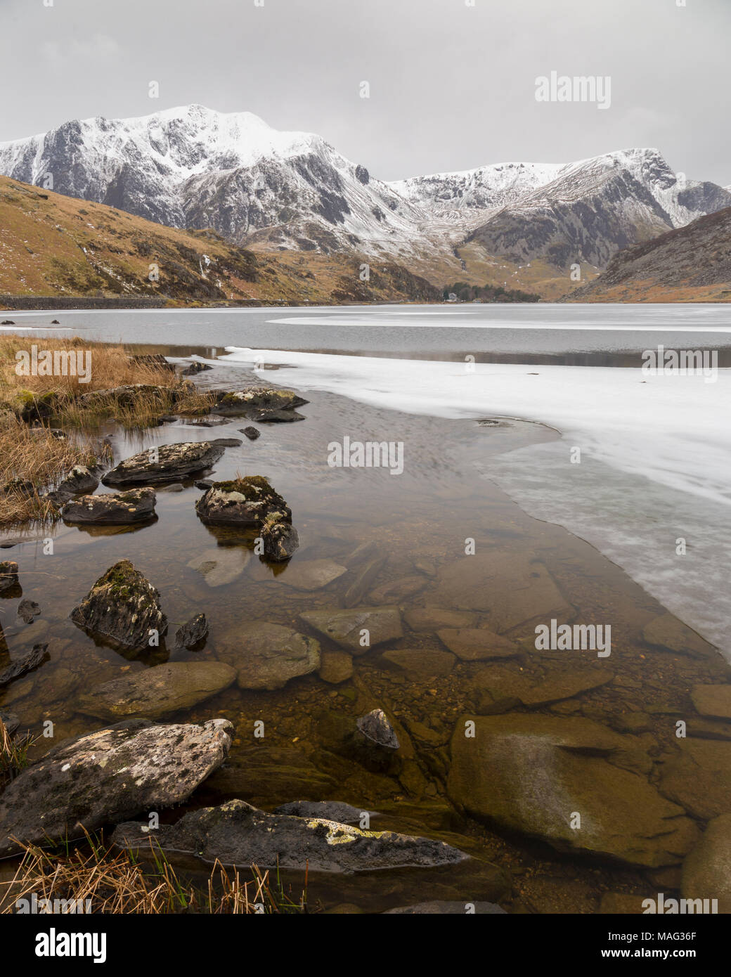 Frozen Llyn Ogwen and Y Garn in Snowdonia, North Wales Stock Photo