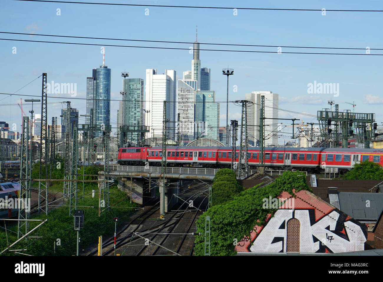 Zug fährt über eine Brücke, Gleise zum Frankfurter Hauptbahnhof, Skyline, Frankfurt, Deutschland, Europa Stock Photo