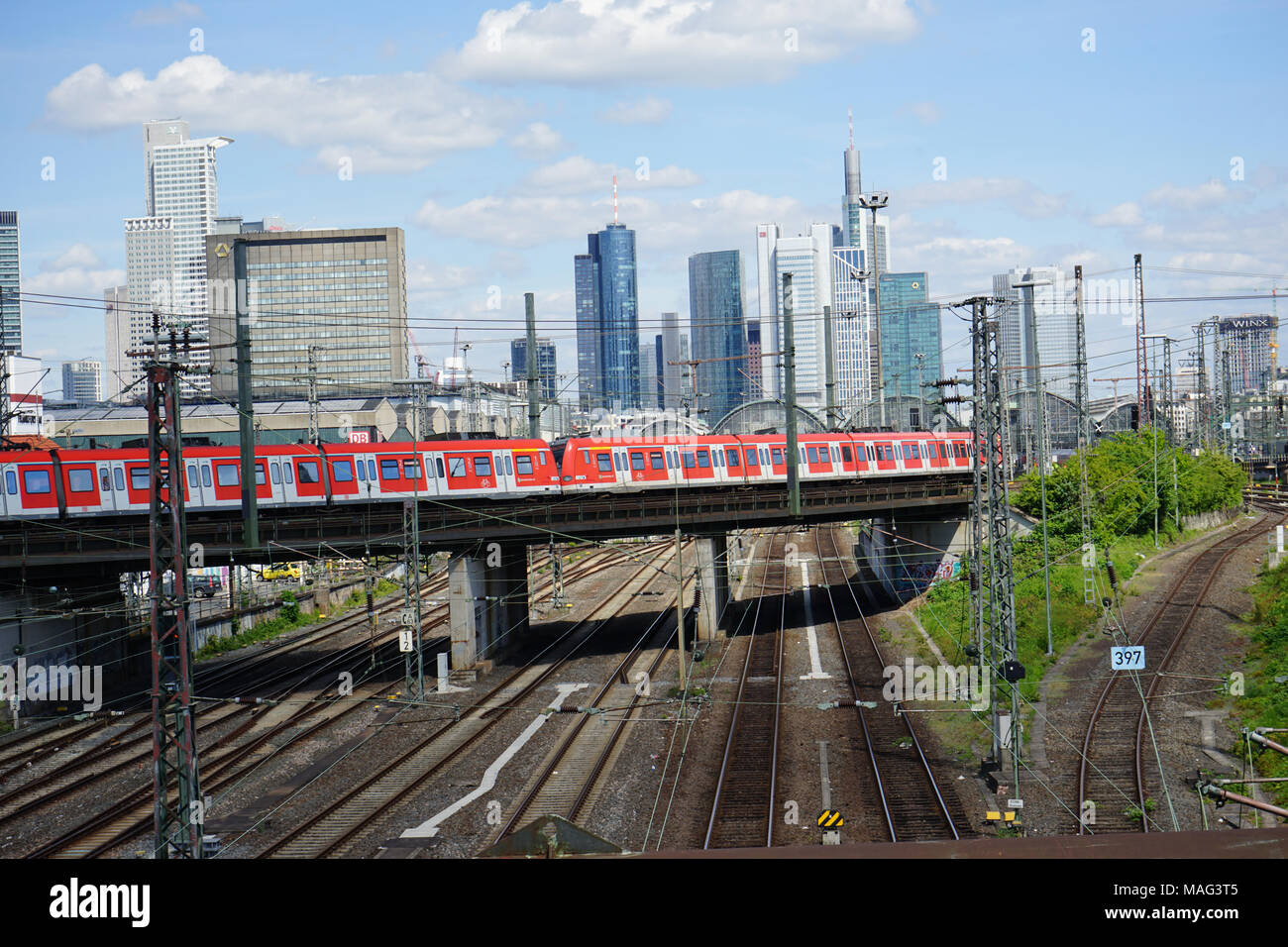 S-Bahn fährt über eine Brücke, Gleise zum Frankfurter Hauptbahnhof, Skyline, Frankfurt, Deutschland, Europa Stock Photo