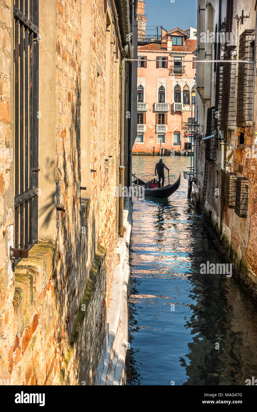 Gondolier on venice canal hi-res stock photography and images - Alamy