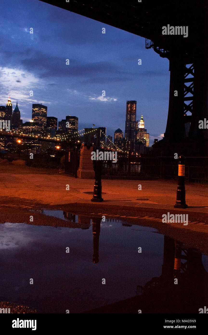 Reflecyion of NY City  Brooklin ' bridge, at night Stock Photo