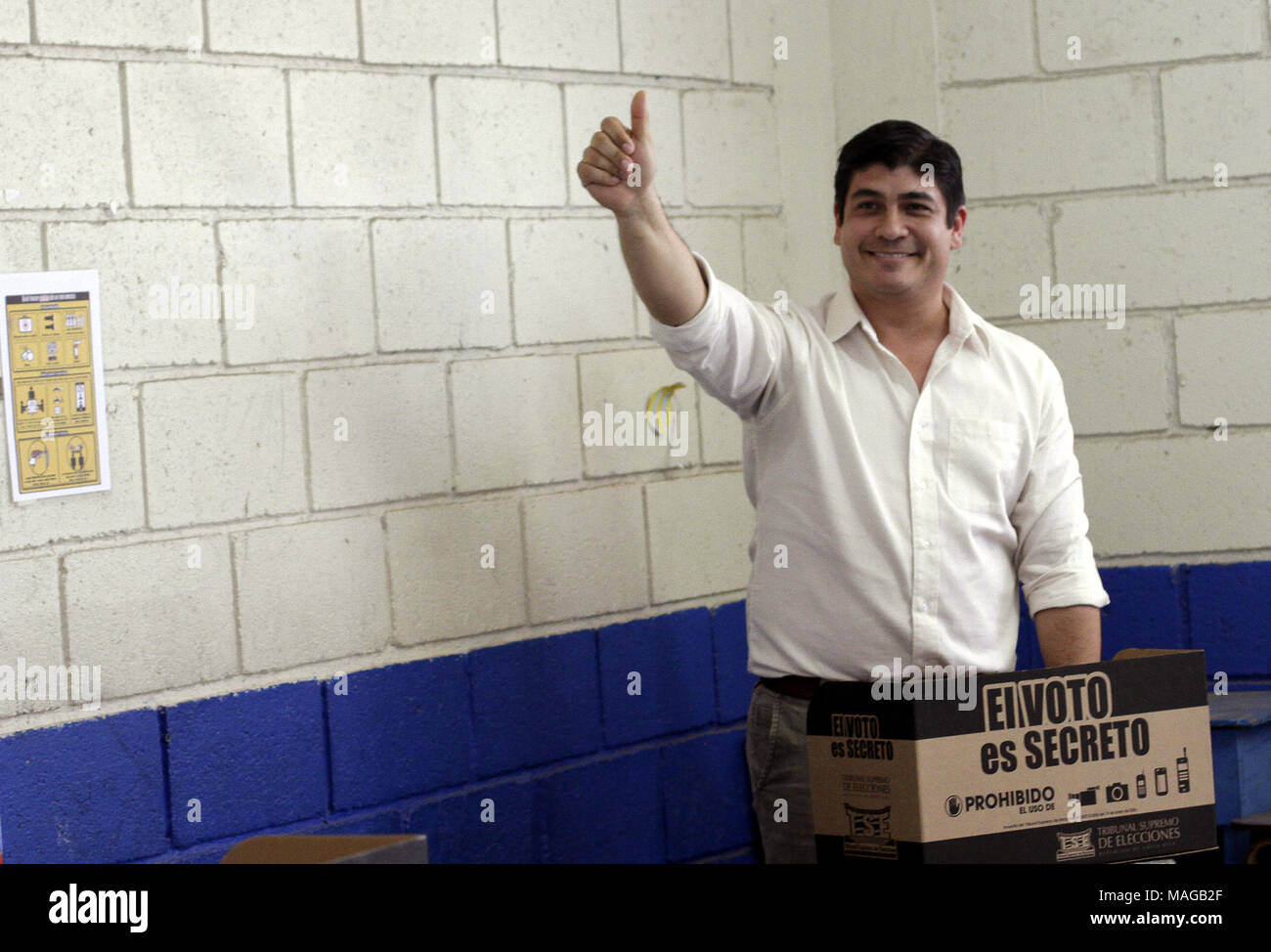 San Jose, Costa Rica. 1st Apr, 2018. Costa Rican presidential candidate Carlos Alvarado, from the Citizen Action Party (PAC), casts his vote at a polling station in San Jose, Costa Rica, on April 1, 2018. Around 3.3 million Costa Ricans are called on Sunday to vote for its 44th president, choosing between evangelical candidate from the National Restoration Party (PRN), Fabricio Alvarado and the official candidate from the Citizen Action Party (PAC), Carlos Alvarado. Credit: Kent Gilbert/Xinhua/Alamy Live News Stock Photo