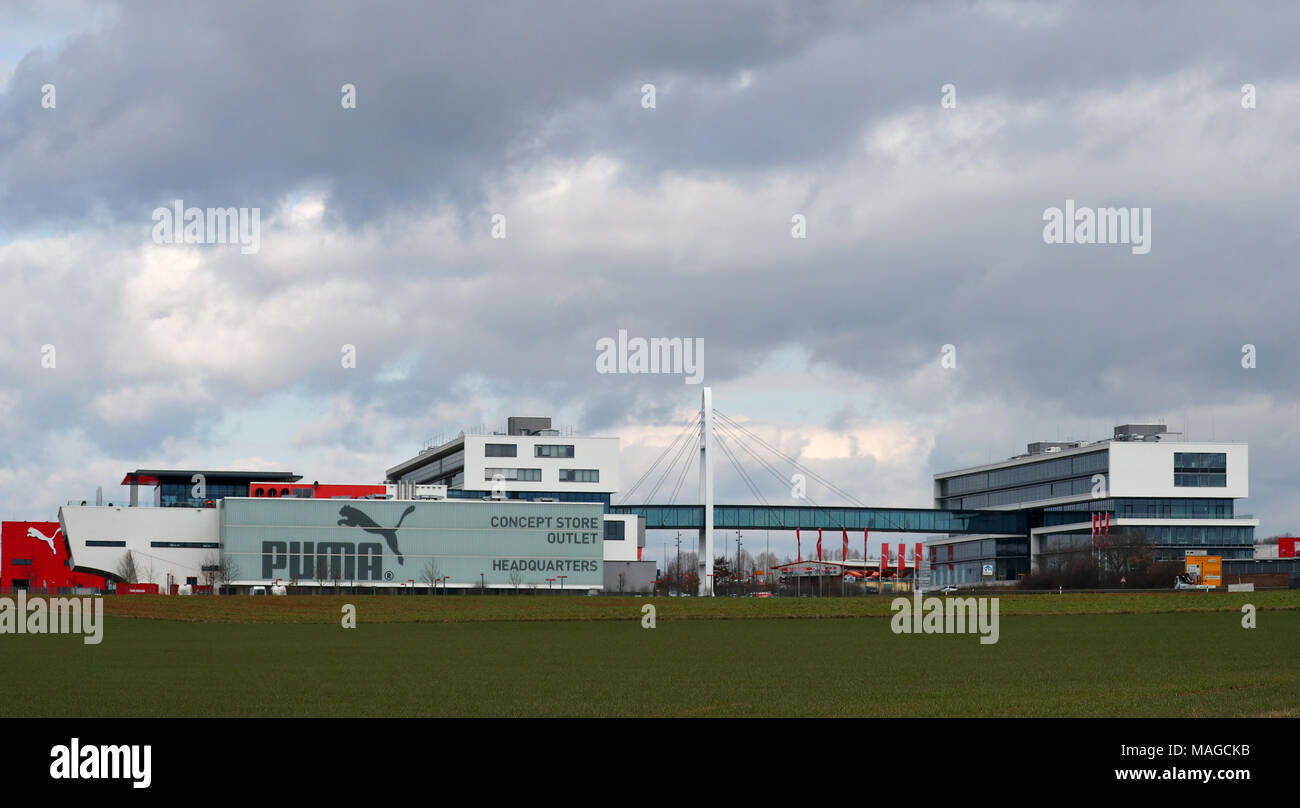 29 March 2018, Germany, Herzogenaurach: The headquarters of sporting goods  manufacturer Puma. A bridge crossing a street connects two office  complexes. Photo: Daniel Karmann/dpa Stock Photo - Alamy