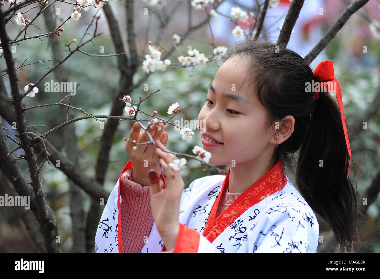 Crianças Asiáticas Indo Em Saída De Primavera E Voando Peixes Dourados E  Papagaios De Águia No Festival De Qingming. Tradução: Festival De Qingming.  A Clareza E Brilho Do Cenário Da Primavera Trazem