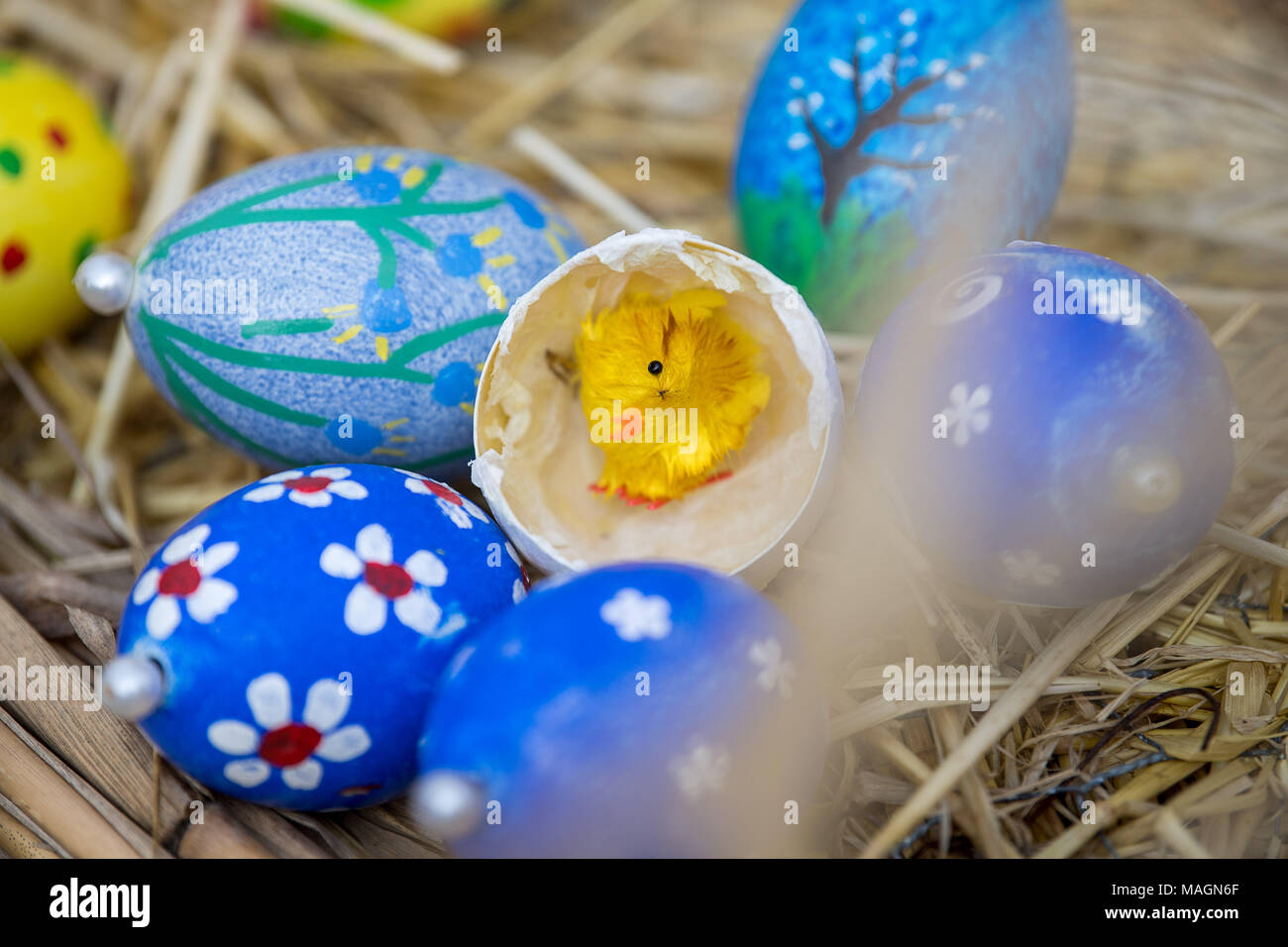 27 March 2018, Germany, Ludwigsburg: Easter eggs and a crafted chick at the  exhibition 'Strohwelten' (lit. straw worlds) at the 'Bluehendes Barock' (lit.  flowering baroque). More than 10.000 real eggs hang in