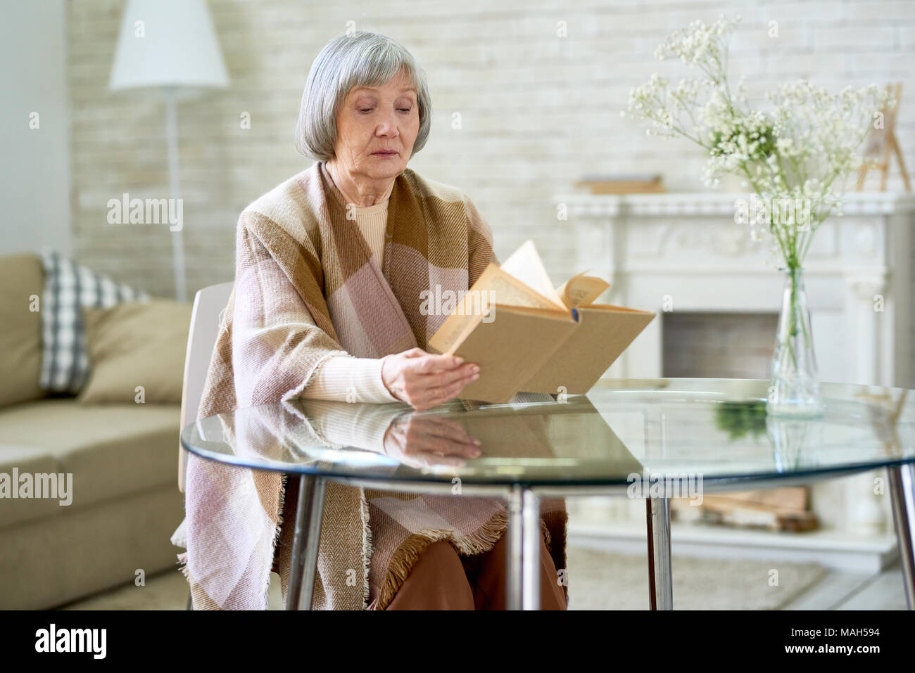 Elegant elderly woman hi-res stock photography and images - Alamy