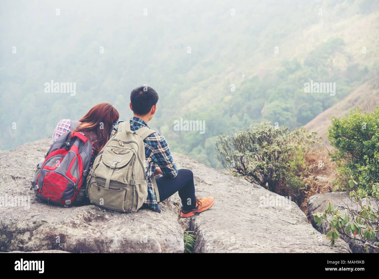 Couple young hikers backpacks hi-res stock photography and images - Alamy