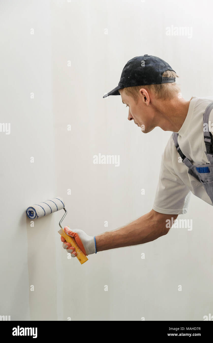 Painting Walls And Ceilings Painter Primed The Wall Using A