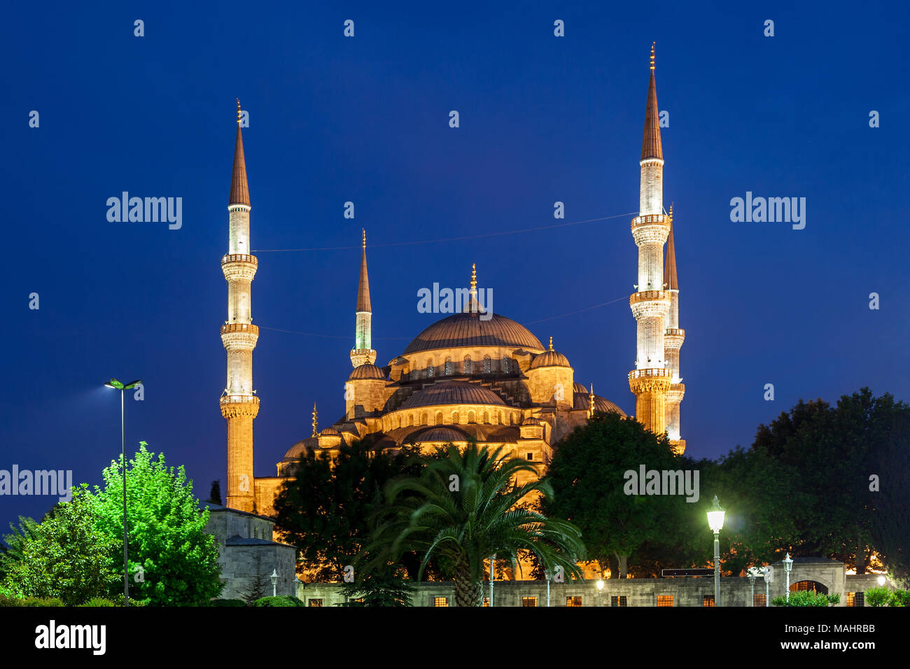 Blue Mosque (Sultan Ahmet Camii) illuminated at night in Istanbul ...