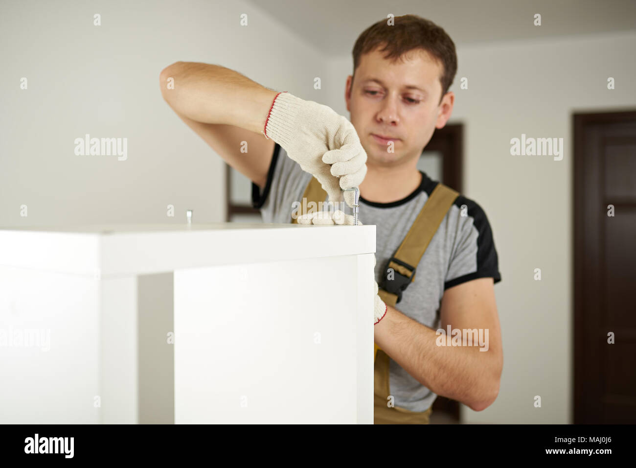 Put the words in the correct column. Put the words in the correct column. Картинка doneworks. Офисный работник руки. Putting in work with.