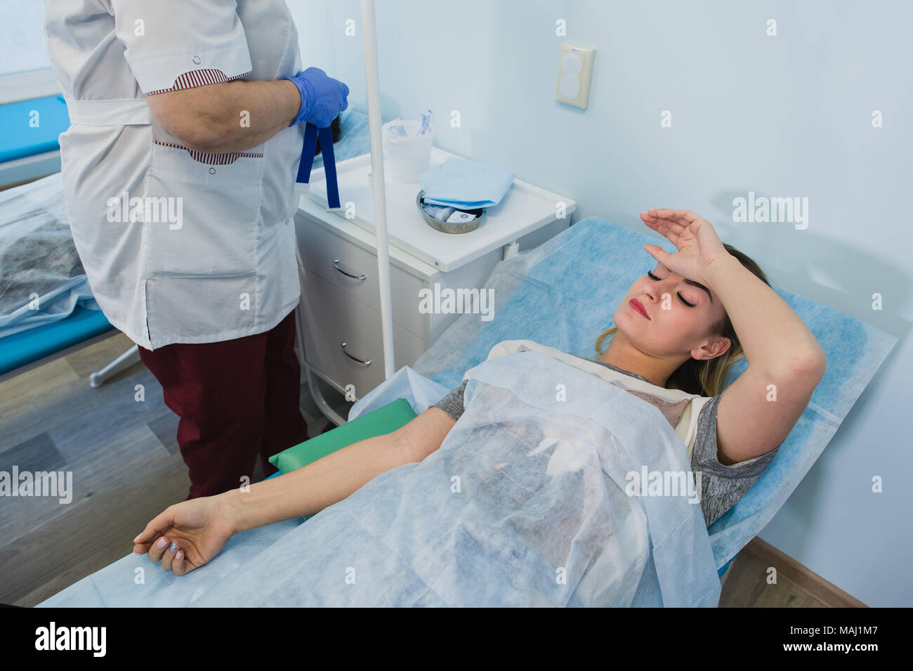 Процедура перед операцией. Пациент на кушетке в больнице. Женщина на кушетке в больнице. Девушка на операционном столе.