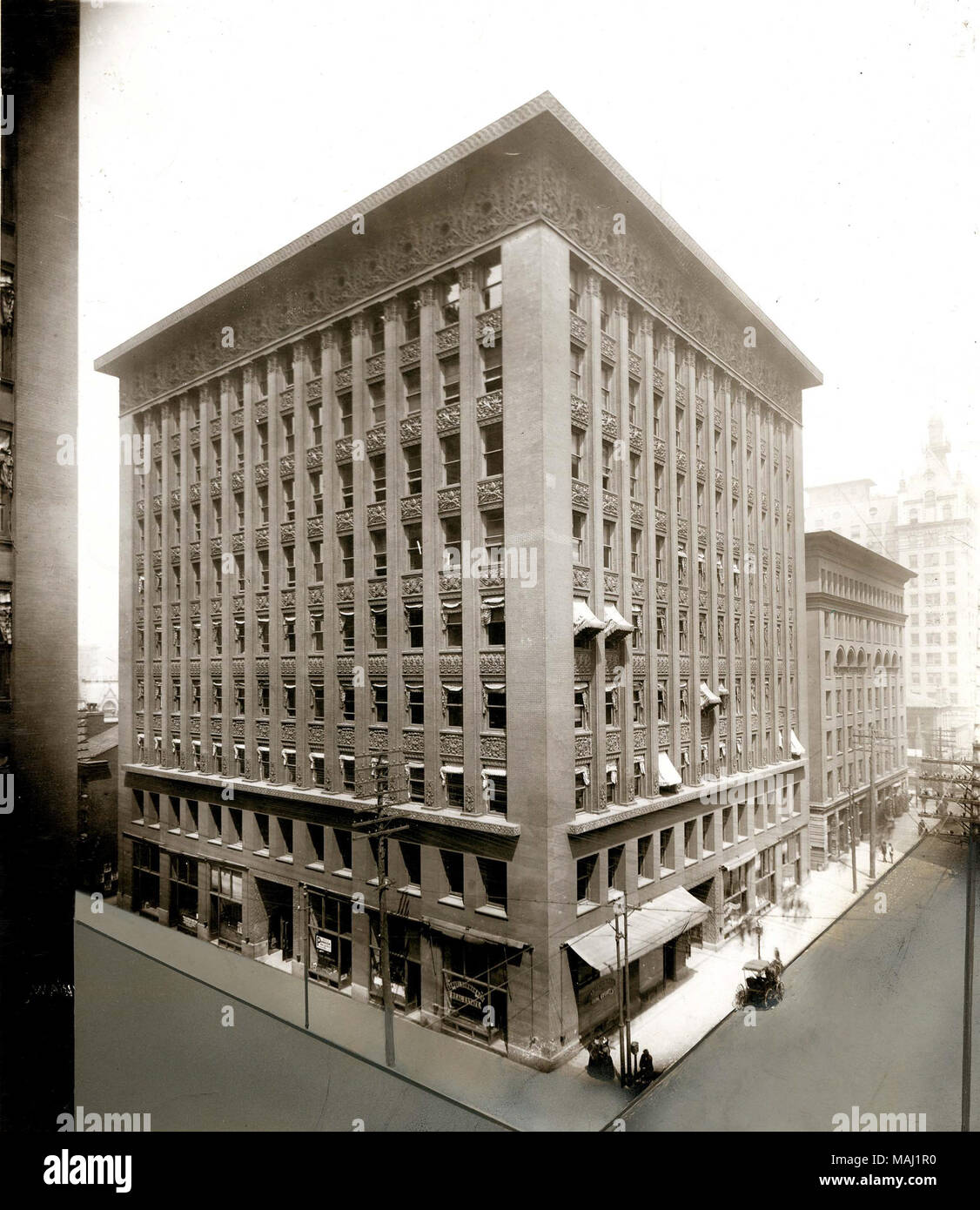 Wainwright Building, 709 Chestnut Street. Adler, Sullivan, and Ramsey, Architects. Vertical photograph of tall building with exterior sculptural relief decoration and a cornice. Louis Sullivan ?s masterpiece, The Wainwright Building, was built in 1891, heralding a new age in modern skyscrapers. Faced with the problem of incorporating design that was never intended for tall buildings into skyscrapers, architects were struggling on how to treat the new construction innovation of the skyscraper. Sullivan solved this problem by treating the tall office building as a column, evidenced by the overt  Stock Photo