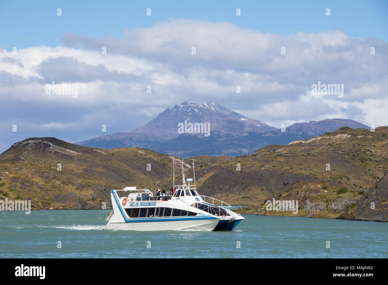 catamaran hielos patagonicos lago pehoe