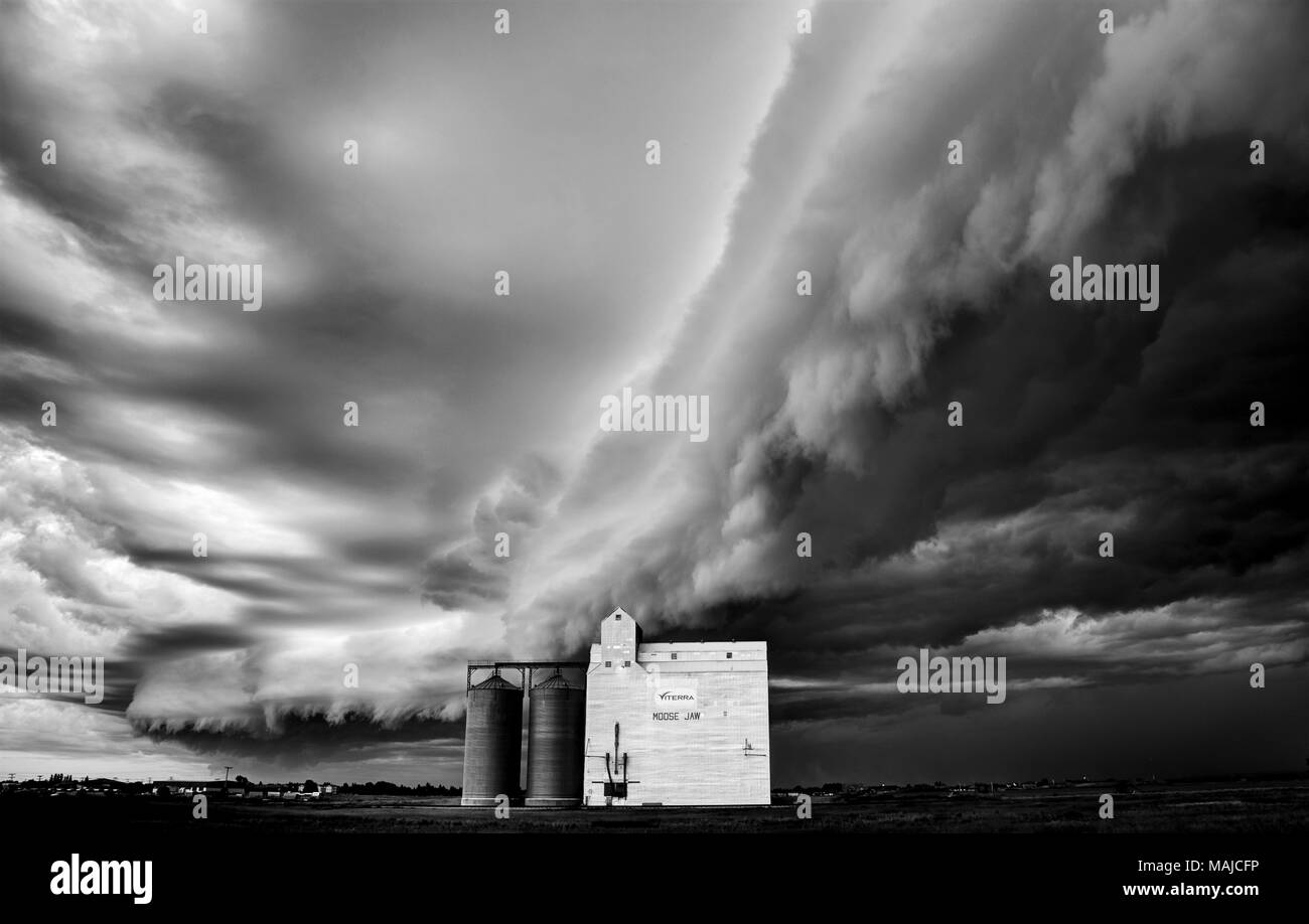 Prairie Storm Saskatchewan shelf cloud danger warning Stock Photo