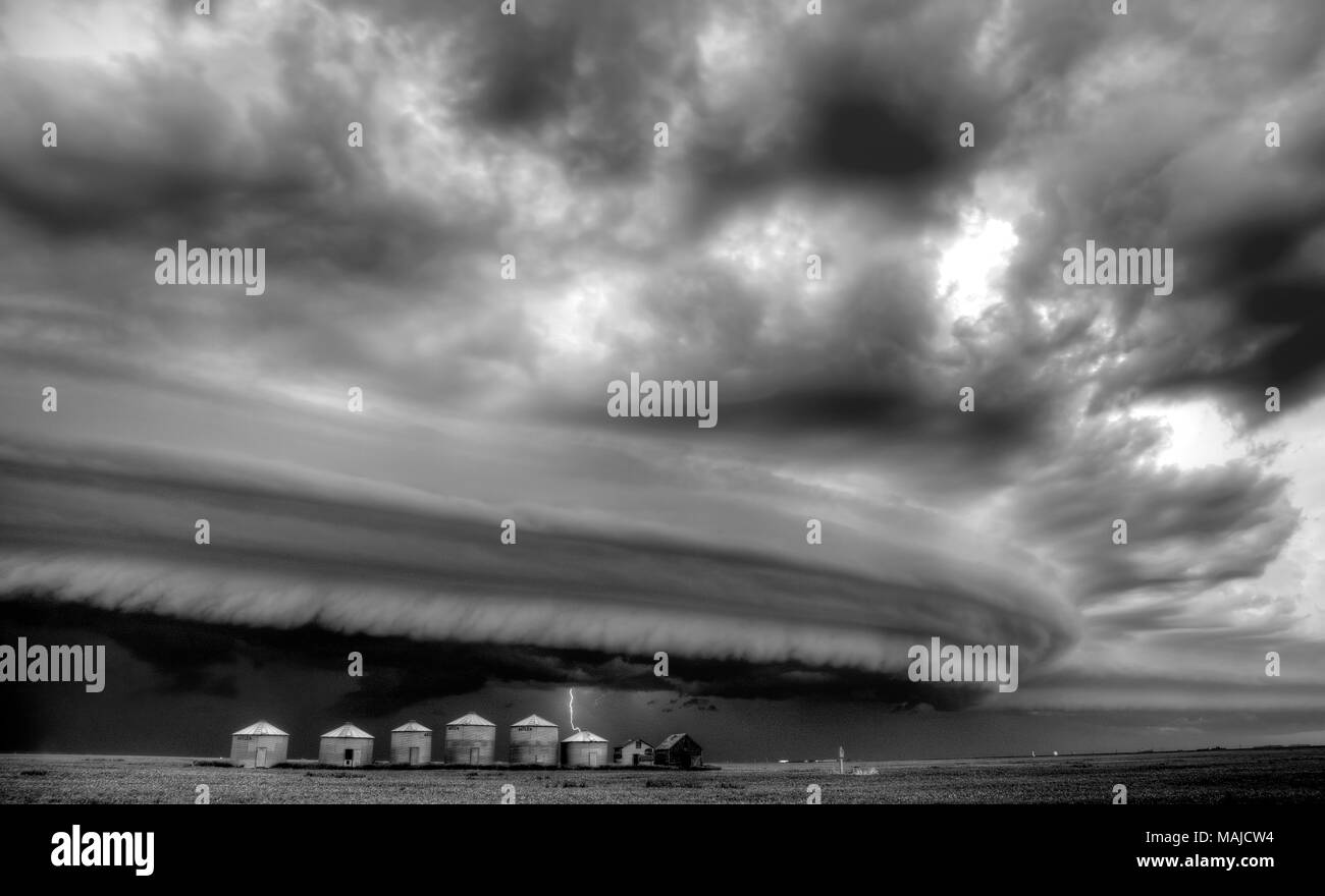 Prairie Storm Saskatchewan shelf cloud danger warning Stock Photo