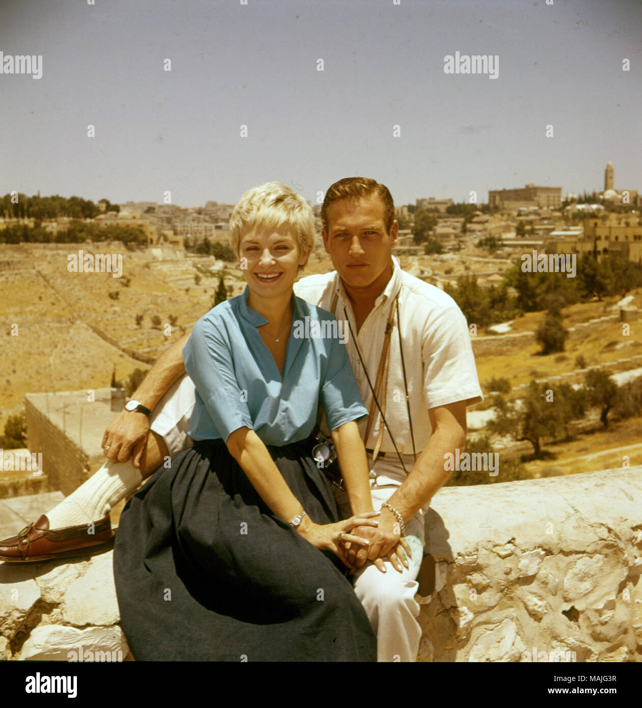 PAUL NEWMAN (1925-2008) American actor with his wife Joanne Woodward in 1960 while filming Exodus in Israel Stock Photo