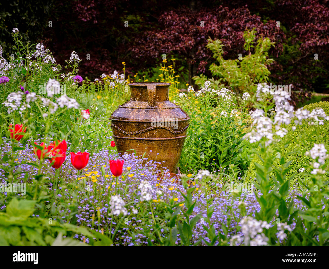 Large garden urn hires stock photography and images Alamy