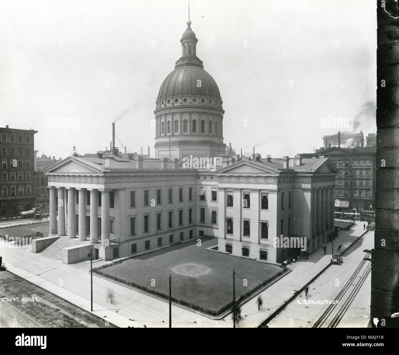 Clean, pristine white Court House, with lawns and shrubbery fence Title: Birds-eye view of Old Courthouse  . circa 1905-10. Emil Boehl Stock Photo