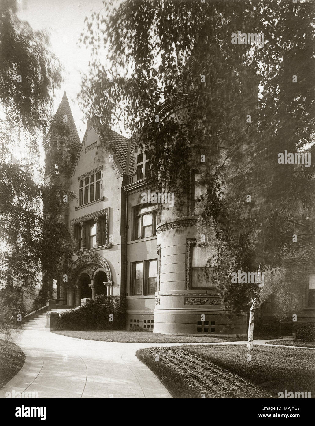 Front façade of the William K. Bixby residence at the northeast corner of Kingshighway and Lindell seen from the front walkway. Photograph by unknown,  ca. 1909 Missouri History Museum Photograph and Print Collection. Residences  n39485 Stock Photo