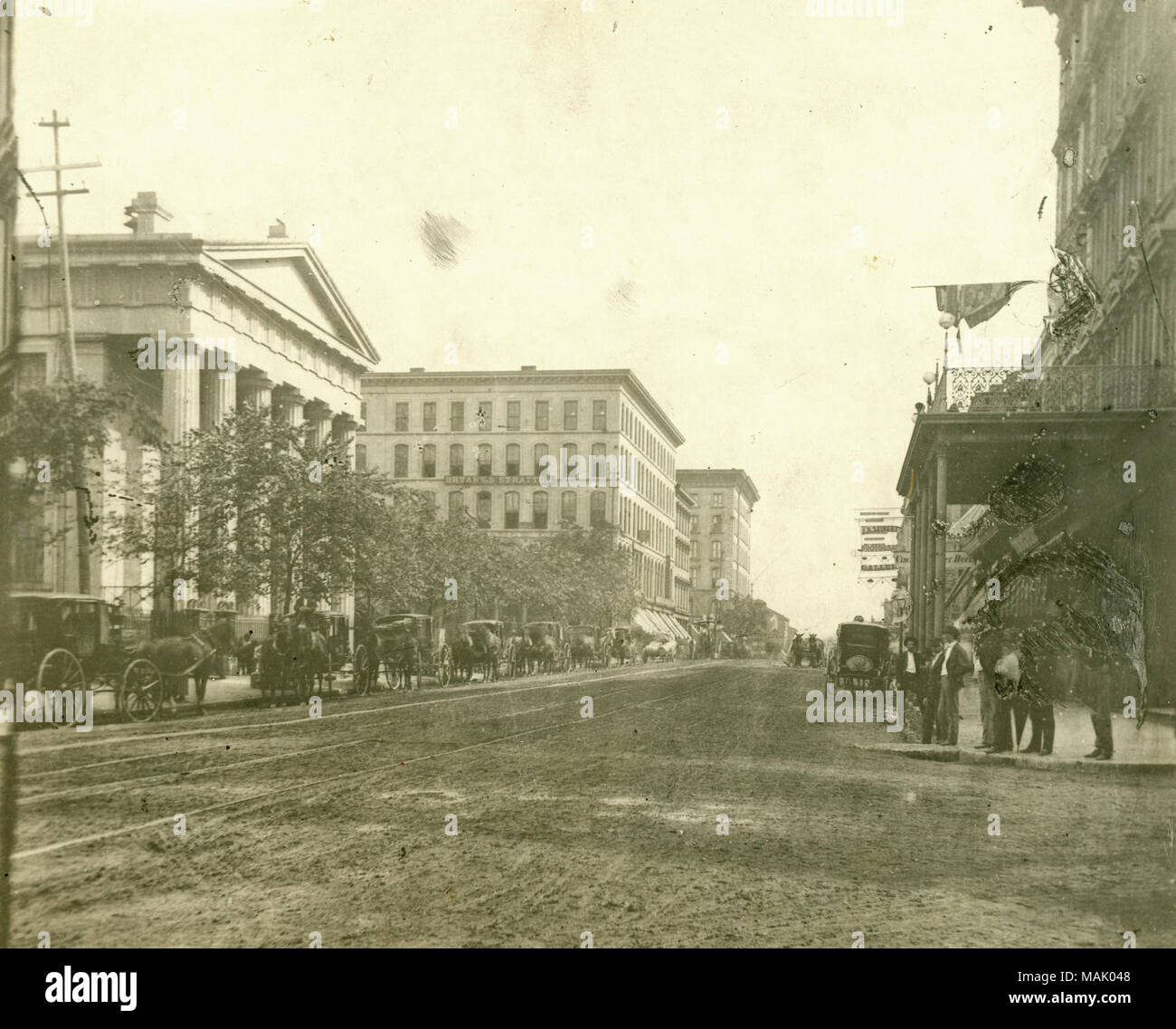 Men and horse-drawn carriages assembled along Broadway, looking south across Chestnut Street. The western entrance to the Old Court House is visible on the left. The Laclede Hotel is located on the west side of Broadway, on the right sie of the photograph. The hotel later became the site of Kiener Plaza. Men and horse-drawn carriages assembled along Broadway, looking south across Chestnut Street. The western entrance to the Old Court House is visible on the left. The Laclede Hotel is located on the west side of Broadway, on the right side of the photograph. Politicians and elected officials in Stock Photo