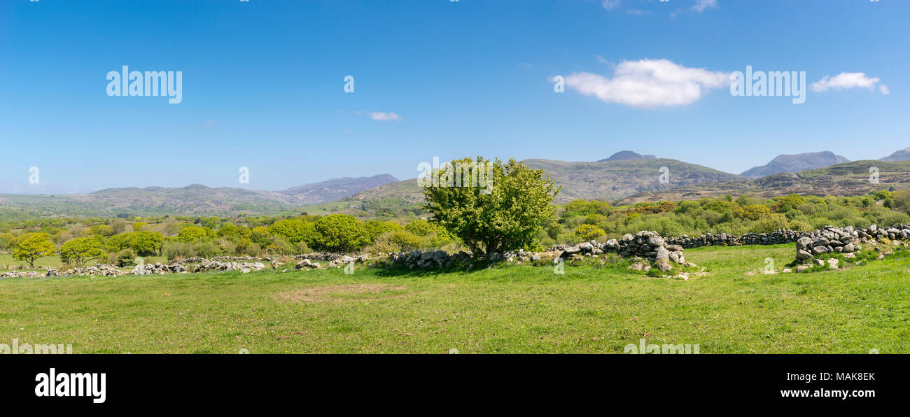 Beautiful spring day in the mountains of Snowdonia, North Wales. View ...