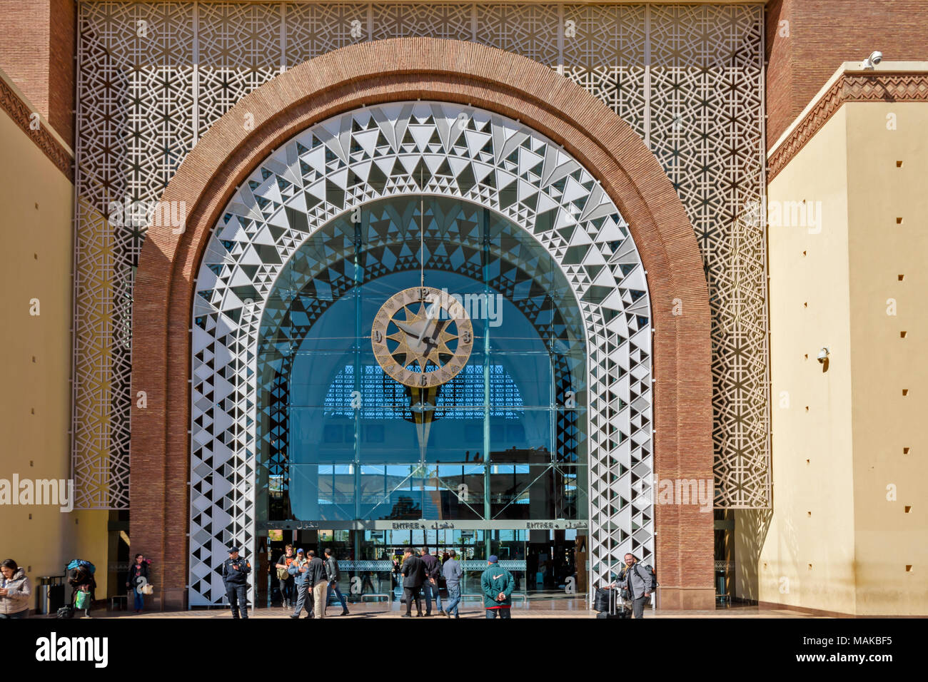 MOROCCO MARRAKECH THE RAILWAY STATION MAIN ENTRANCE WITH ARCHWAY AND CLOCK Stock Photo