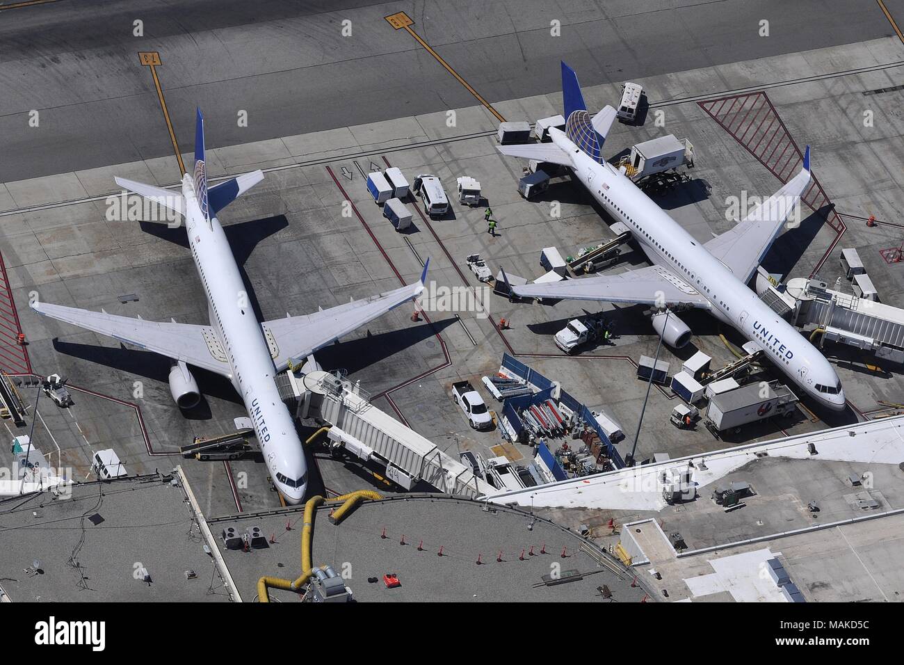UNITED AIRLINES BOEING 757s AT TERMINAL 7 OF LAX, LOS ANGELES AIRPORT Stock Photo