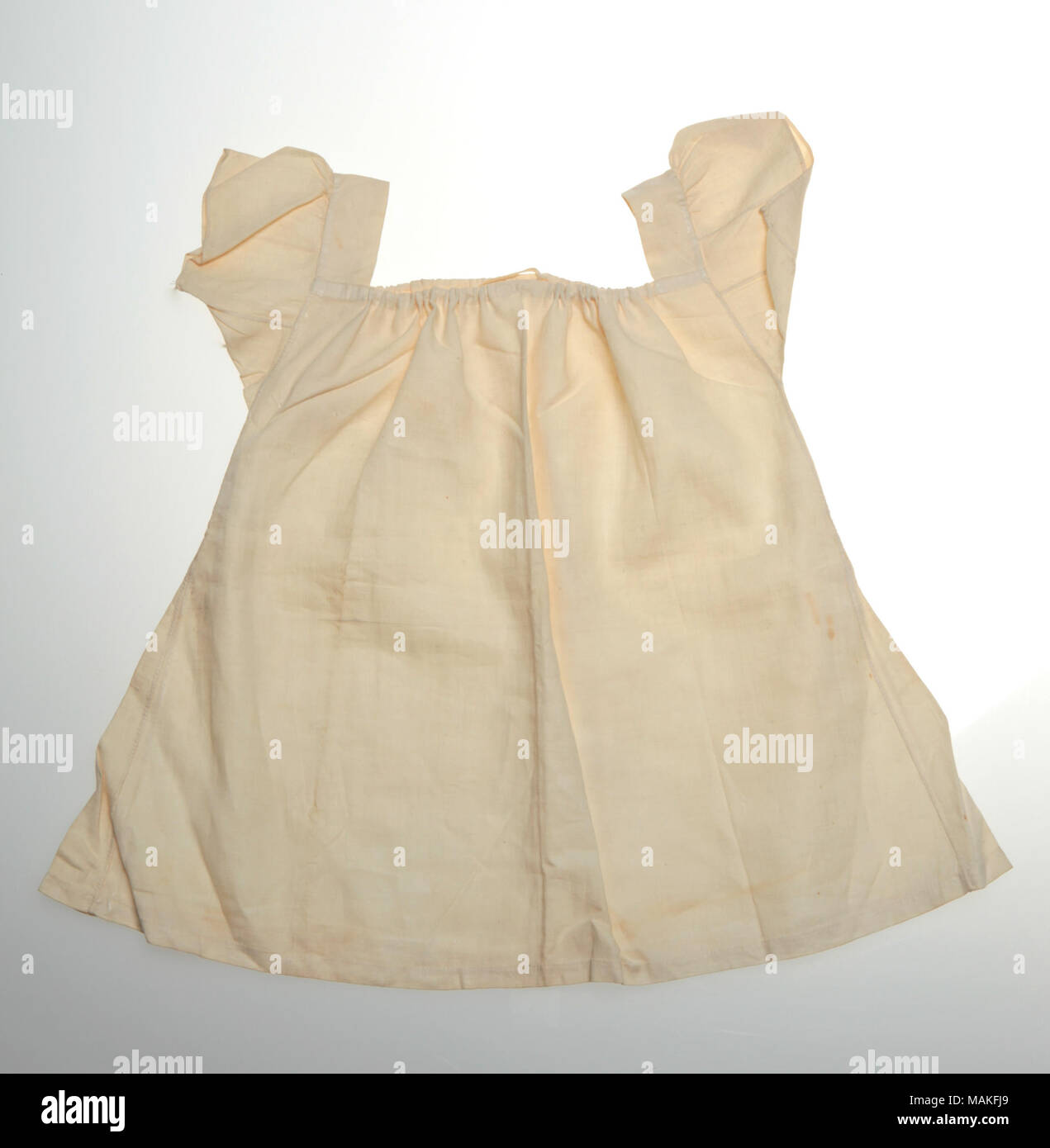 https://c8.alamy.com/comp/MAKFJ9/off-white-linen-plainweave-infants-chemise-with-drawstring-neck-short-sleeves-and-underarm-gussets-title-infants-off-white-chemise-after-1820-MAKFJ9.jpg