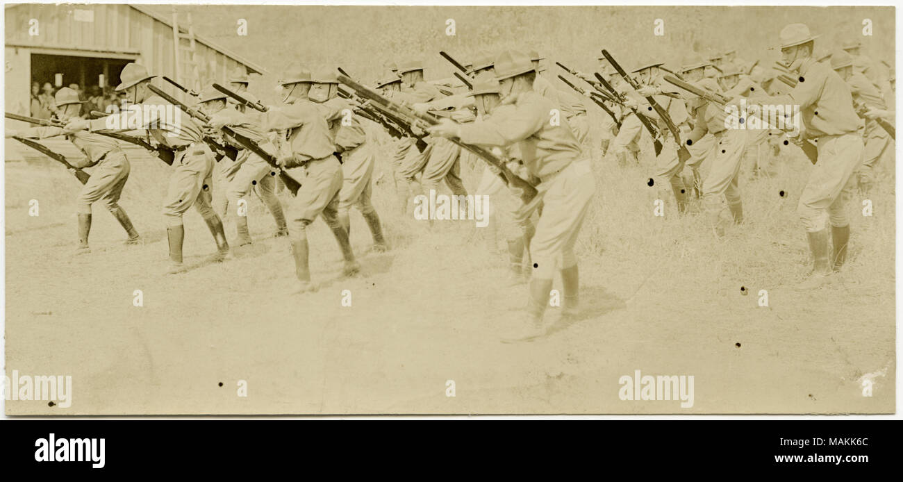 Large group of uniformed soldiers hi-res stock photography and images ...