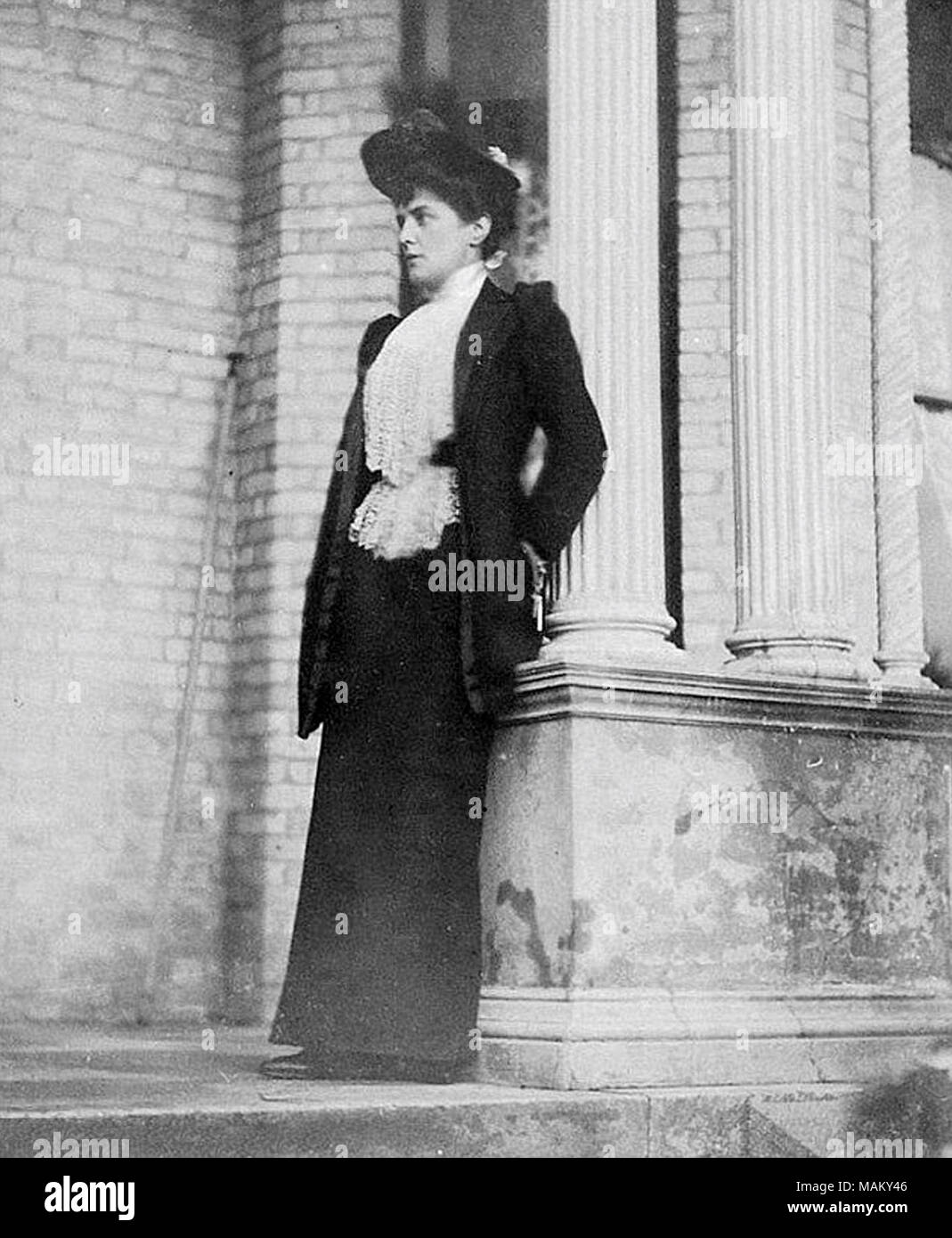Lady Randolph Churchill in 1892, leaning on a column from the house of Lady Cornelia Baroness Wimborne (1847-1927), sister of Lord Randolph Spencer-Churchill, at Canford Magna near Bournemouth. Fran+?ais-?: Lady Randolph Churchill en 1892, appuy+?e sur une colonne de la maison de Lady Cornelia Baronne Wimborne (1847-1927), s+?ur de Lord Randolph Spencer-Churchill, +? Canford Magna pr+?s de Bournemouth.  . 1892. Stock Photo